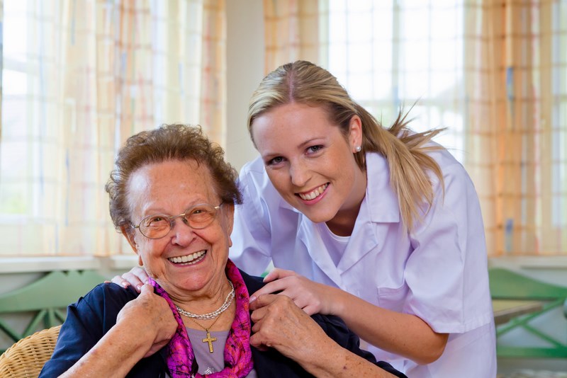 Auxiliaire de vie à domicile pour personne âgée : comment ça