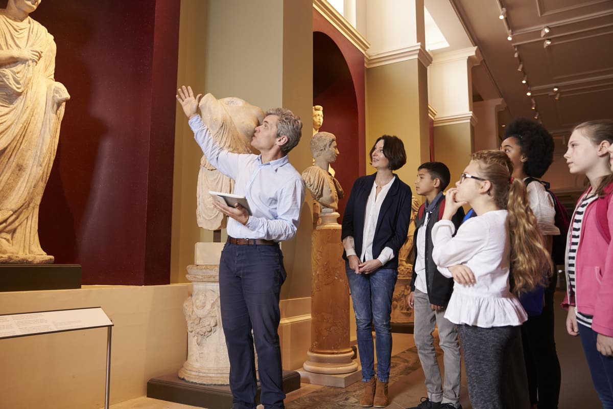 museum tour guide jobs