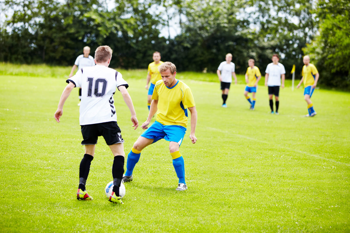 Entraîneur de foot : comment le devenir et préparer vos jeunes
